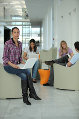 Groupe de jeunes en formation commerciale