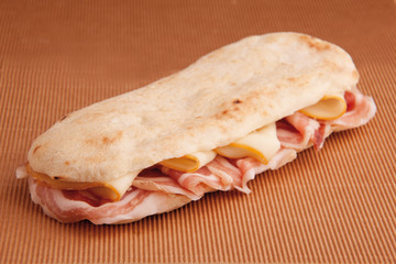 Panino con Pancetta e scamorza su sfondo carta