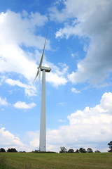 Fototapeta na wymiar Turbina wiatrowa na wzgórzu