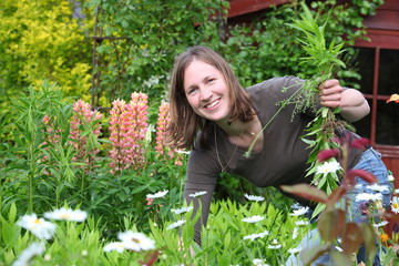 Frau arbeitet im Garten