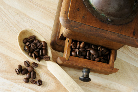 macinino per caff&egrave; con cucchiaio in legno