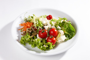 Großer, mediterraner Salatteller mit Fetakäse und Tomate
