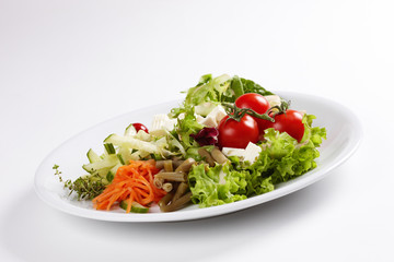 Großer, mediterraner Salatteller mit Fetakäse und Tomate