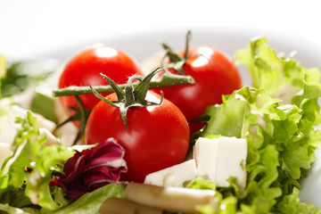 Großer, mediterraner Salatteller mit Fetakäse und Tomate