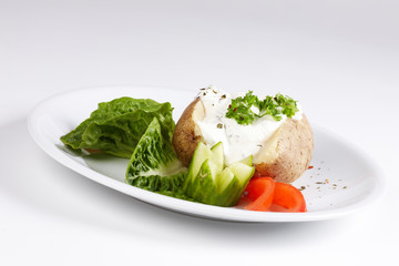 Ofenkartoffel mit Sour Cream und Salatbeilage
