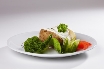 Ofenkartoffel mit Sour Cream und Salatbeilage