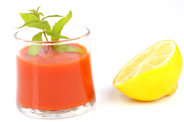 Verre de jus de tomate et citronnelle