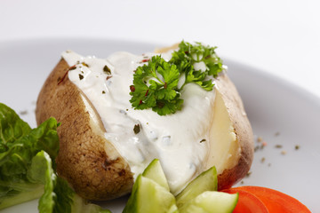 Ofenkartoffel mit Sour Cream und Salatbeilage