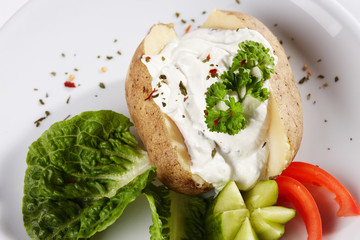 Ofenkartoffel mit Sour Cream und Salatbeilage