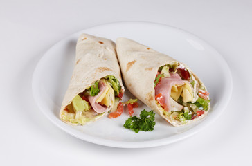 Gefüllter Wrap mit Sour Cream, Salat, Käse-Schinkenfüllung