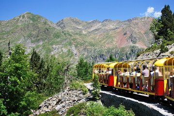 Naklejka premium Train d'Artouste dans la montagne