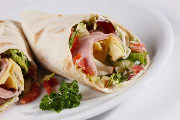 Gefüllter Wrap mit Sour Cream, Salat, Käse-Schinkenfüllung