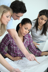 Groupe de jeunes en formation d'architecture