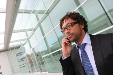 Portrait d'un homme d'affaires au téléphone portable