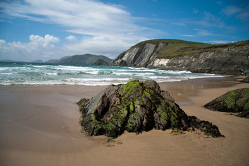 einsamer Strandabschnitt an der Küste Irlands