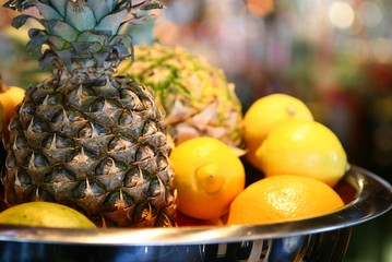 Ananas und Zitronen in einer Obstschale