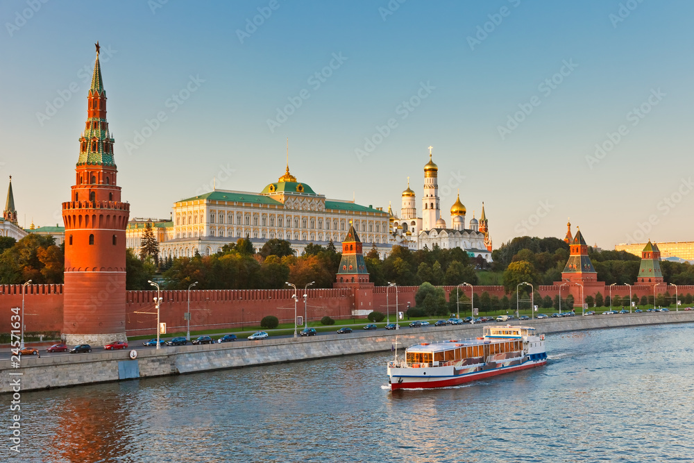 Wall mural Moscow kremlin at sunset