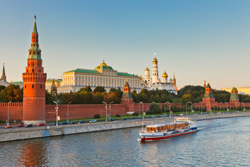Kremlin van Moskou bij zonsondergang