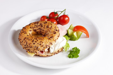 Bagel mit Käseschinkenfüllung und Beilage