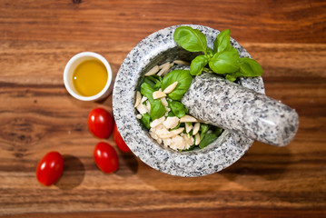 Tagliatelle mit Crevetten und Basilikumpesto