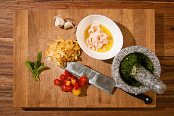 Tagliatelle mit Crevetten und Basilikumpesto