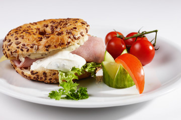 Bagel mit Käseschinkenfüllung und Beilage
