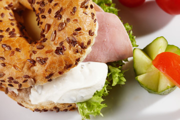 Bagel mit Käseschinkenfüllung und Beilage