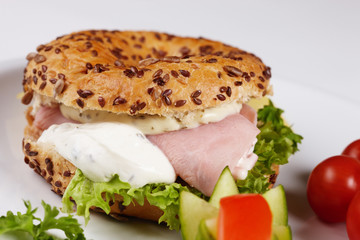Bagel mit Käseschinkenfüllung und Beilage