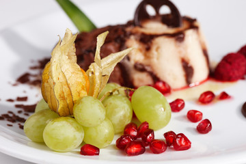 Schokoladenpudding mit Früchten