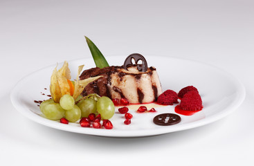 Schokoladenpudding mit Früchten