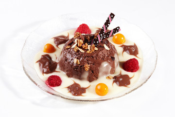 Schokoladenpudding mit Früchten