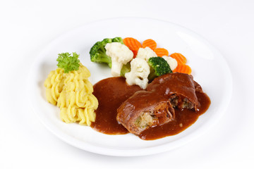 Zarte Rinderroulade nach Hausfrauenart mit Kartoffelpüree