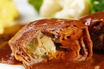 Zarte Rinderroulade nach Hausfrauenart mit Kartoffelpüree