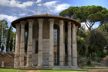 Fototapeta na wymiar Świątynia Westy w Rzymie