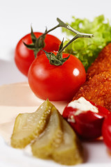 Chicken Nuggets mit Tomaten und Salatbeilage