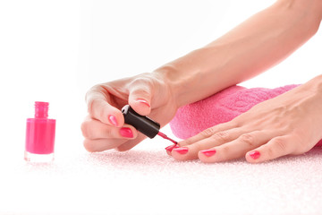 Obraz na płótnie Canvas Kobieta stosowania różowy lakier do paznokci