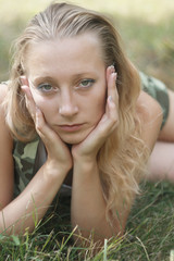 Naklejka premium pretty blonde in field