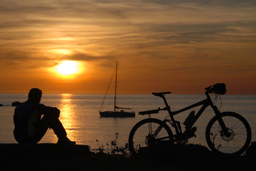 Obraz na płótnie Canvas Tramonto mare con bici e barca