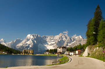Lago di Misurina Südtirol Dolomiten See Straße Bergsee