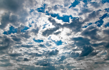 Lebendiges Wolkenbild mit Sonnenstrahlen