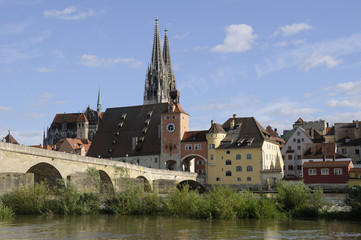 Fototapeta na wymiar Sommerhochwasser in Regensburg