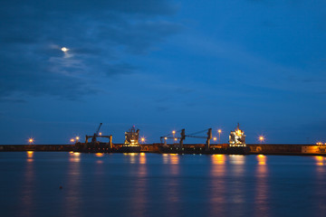 Fototapeta na wymiar Port w nocy