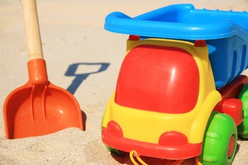 Spielzeugauto im Sand