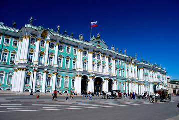 Fototapeta na wymiar Face au Palais d'Hiver de Saint Petersbourg