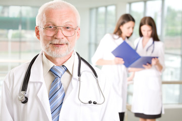 Obraz premium Doctor with nurses