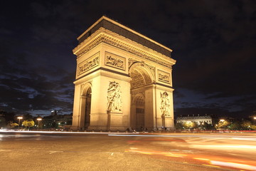 Fototapeta na wymiar Arc de Triomphe de Nuit