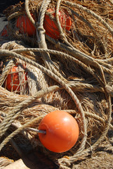 Rete da pesca con galleggiante accatastate sul molo