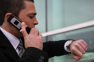 Homme d'affaires au téléphone portable