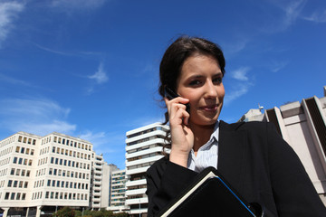 Femme d'affaires devant ordinateur portable