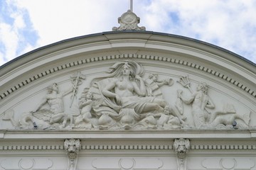 Dachgiebel mit Relief